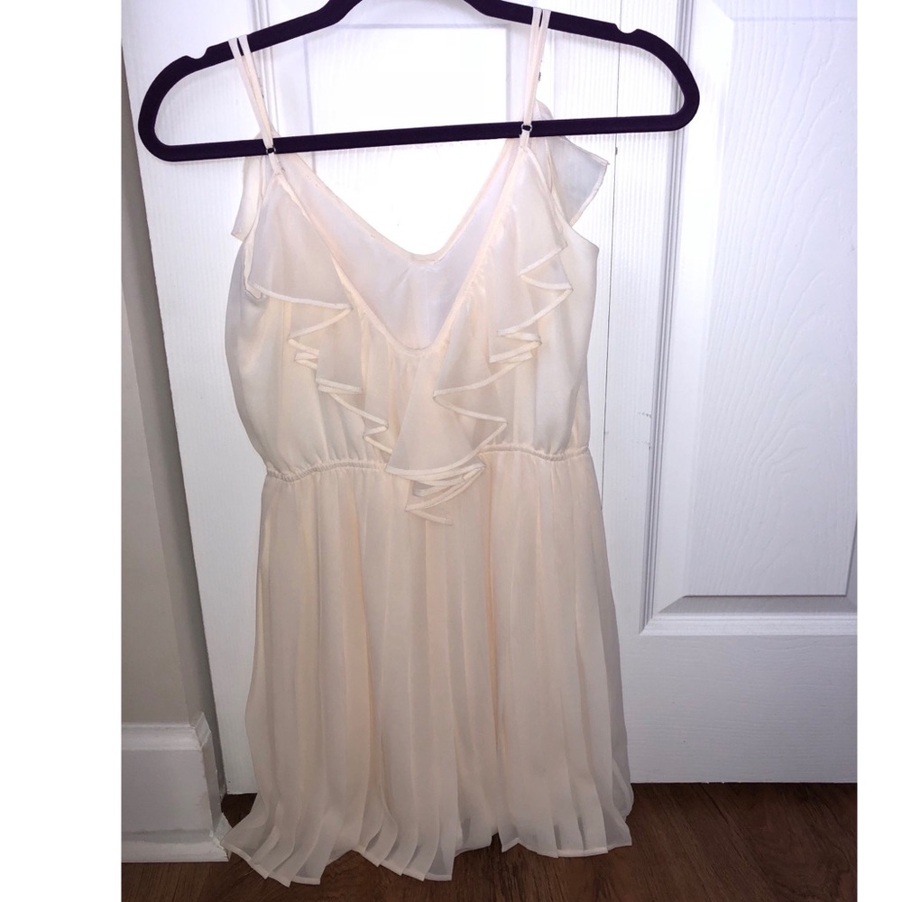 Petite BCBG dress. Very flattering! - Picture 3 of 4
